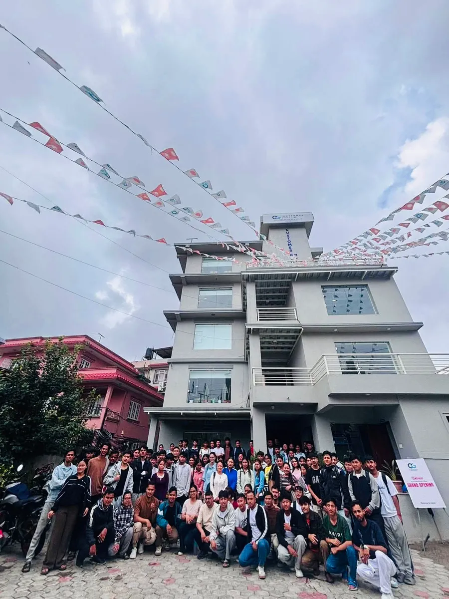 カスタマーグループのネパールの学校と集まった人々